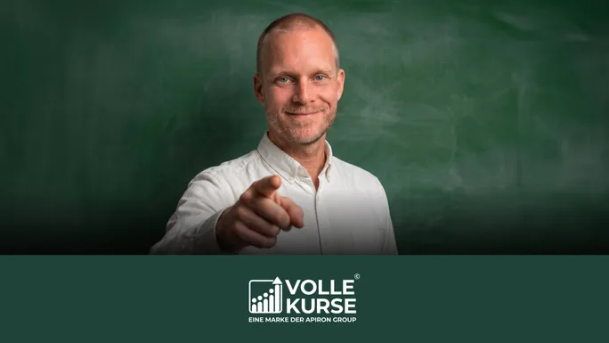 Raphael Schubert zeigt auf den Betrachter